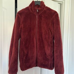 Cozy fleece in burgundy from Uniqlo
